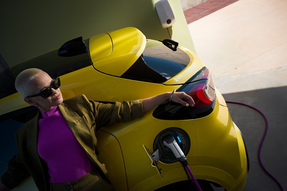 ford hybrid_electric eu Column_Card_09_PUMA_CHARGING 3x2 1000x667 yellow puma charging