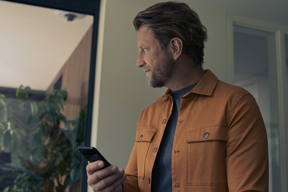 ford e_tourneo_courier eu Column_Card_B024C008 1000x667 1000x667 man with phone