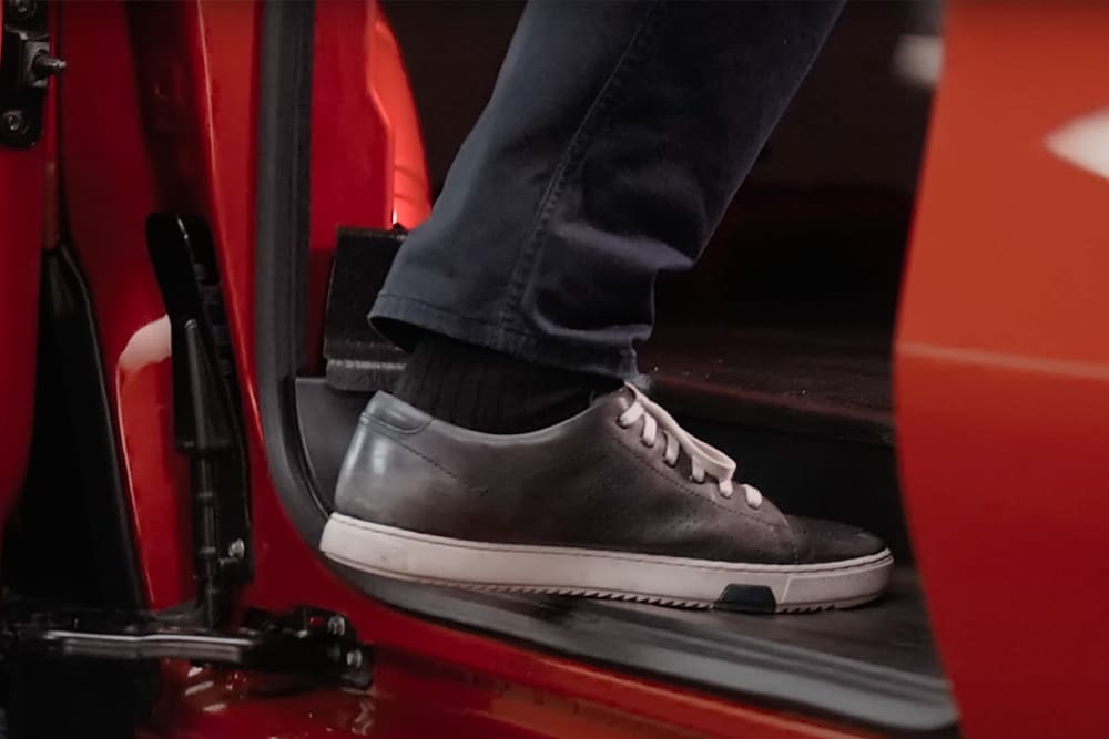 ford e_transit_custom eu Column_Card_V710_Walkaround 3x2 1000x667 door threshold detail